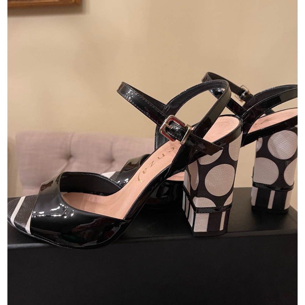 Black/ white fun sandals . Made in EU size 39.
